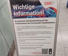 Ein Infoschild zu KI-Videoüberwachung im Dortmunder Hauptbahnhof